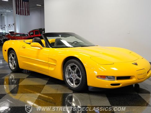 Used 2004 Chevrolet Corvette Convertible w/ Preferred Equipment Group RWD image 17
