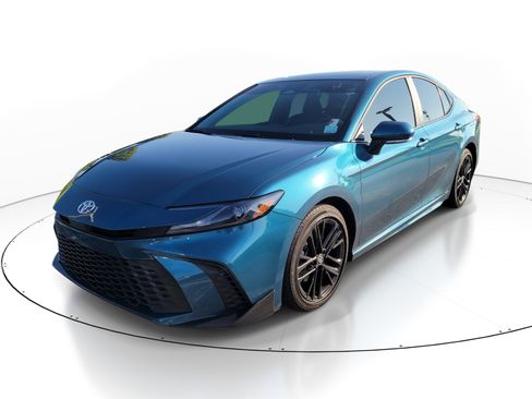 Used 2025 Toyota Camry SE FWD image 3