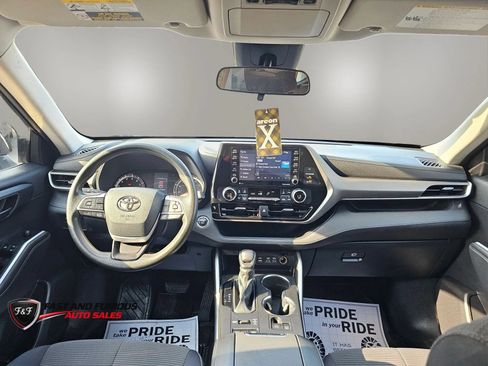 Used 2022 Toyota Highlander L AWD/4WD image 10