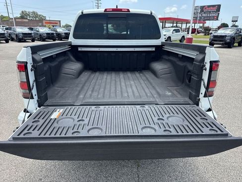 Used 2024 Nissan Frontier SV w/ SV Convenience Package RWD image 15
