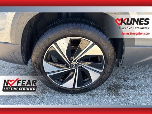 Used 2025 Volkswagen Taos SE image 13