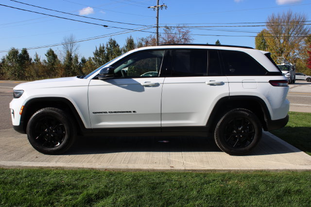Used 2024 Jeep Grand Cherokee Altitude AWD/4WD image 26