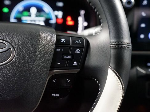 Used 2025 Toyota Camry SE w/ Multimedia Upgrade Package image 13