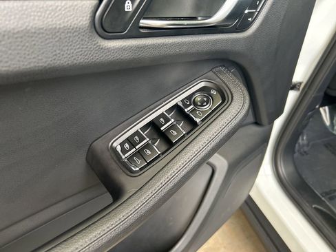 Used 2024 Porsche Macan image 39