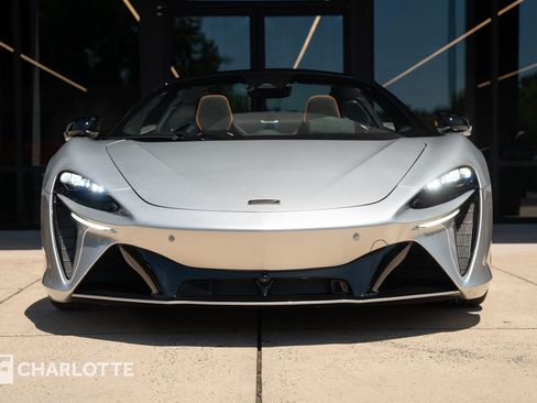 Used 2025 McLaren Artura Spider RWD image 4