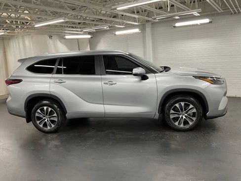 Used 2024 Toyota Highlander XLE AWD/4WD image 6