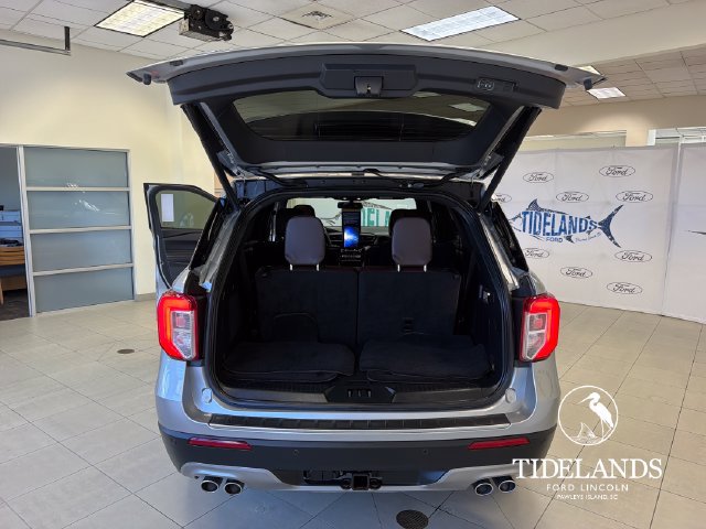 Certified 2023 Ford Explorer Platinum w/ Technology Package AWD/4WD image 12