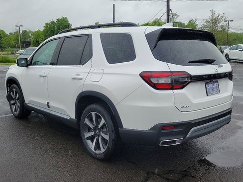 New 2025 Honda Pilot Touring image 3