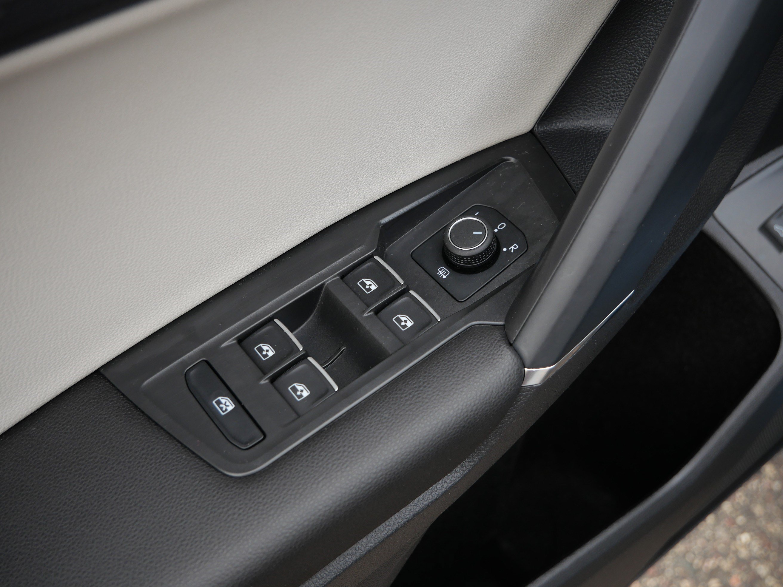 Used 2020 Volkswagen Tiguan SEL AWD/4WD image 19
