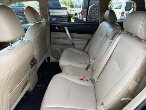 Used 2012 Toyota Highlander SE w/ Tow Pkg AWD/4WD image 14