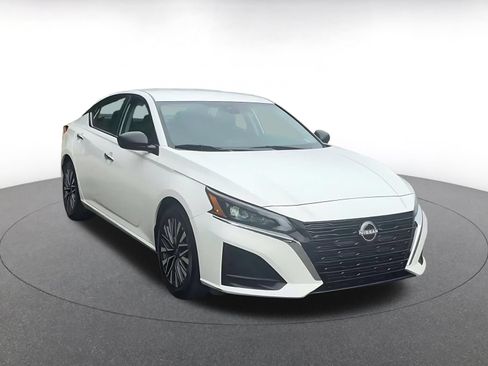 Used 2025 Nissan Altima 2.5 SV FWD image 3
