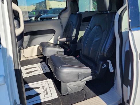 Used 2018 Chrysler Pacifica Touring-L image 16