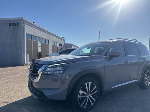 Certified 2025 Nissan Pathfinder Platinum image 8
