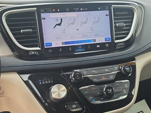Used 2021 Chrysler Pacifica Touring-L FWD image 19