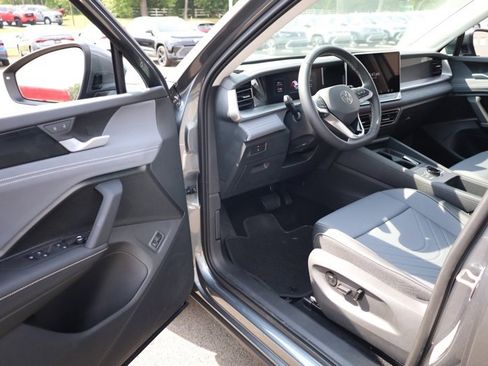 New 2025 Volkswagen Tiguan SE image 9