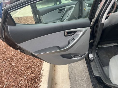 Used 2013 Hyundai Elantra GLS w/ Preferred Pkg image 10