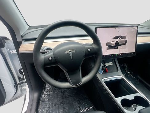 Used 2025 Tesla Model Y Long Range RWD image 11
