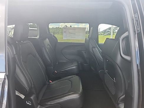 New 2026 Chrysler Pacifica Select image 16