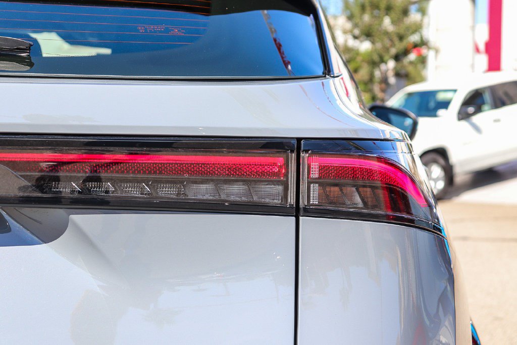 Certified 2023 Nissan Ariya AWD/4WD image 9