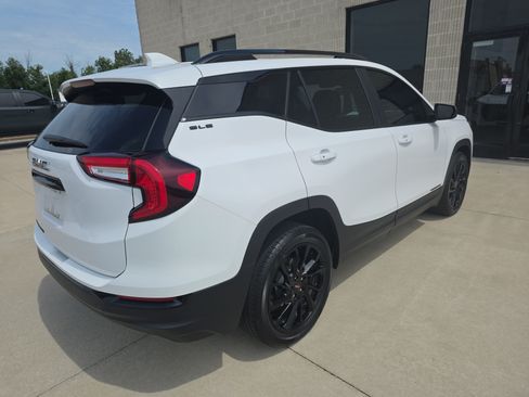 Used 2024 GMC Terrain SLE w/ Driver Convenience Package FWD image 4