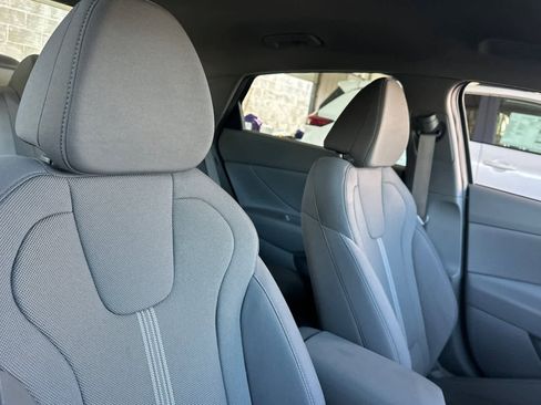 Used 2025 Hyundai Elantra SE image 17
