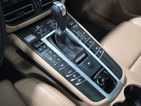 Certified 2021 Porsche Macan AWD/4WD image 20