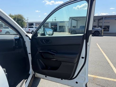 Used 2025 Nissan Pathfinder SV AWD/4WD image 29