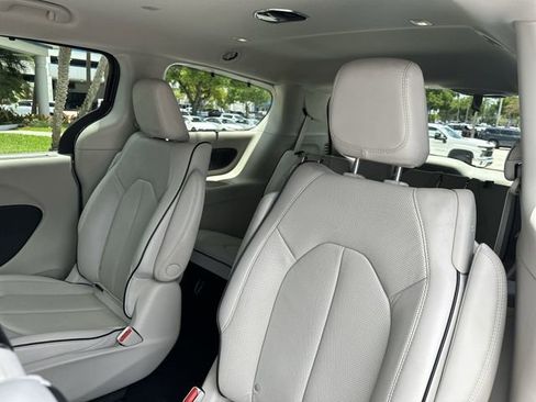 Used 2021 Chrysler Pacifica Limited w/ Uconnect Theater Family Group FWD image 27