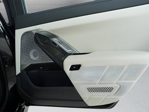 Used 2023 BMW 760i xDrive w/ Executive Package image 34