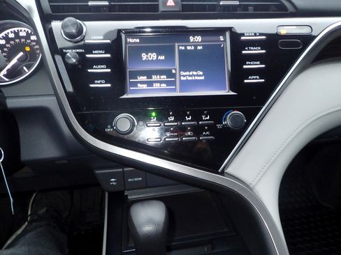 Used 2018 Toyota Camry LE image 17