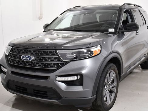 Used 2022 Ford Explorer XLT w/ Equipment Group 202A image 2