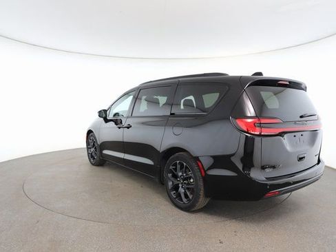 Used 2025 Chrysler Pacifica Limited image 11