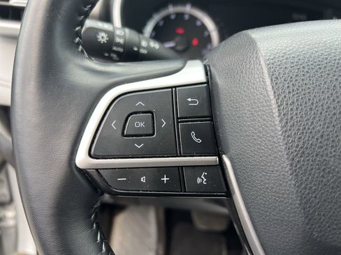 Used 2023 Toyota Highlander XLE AWD/4WD image 19