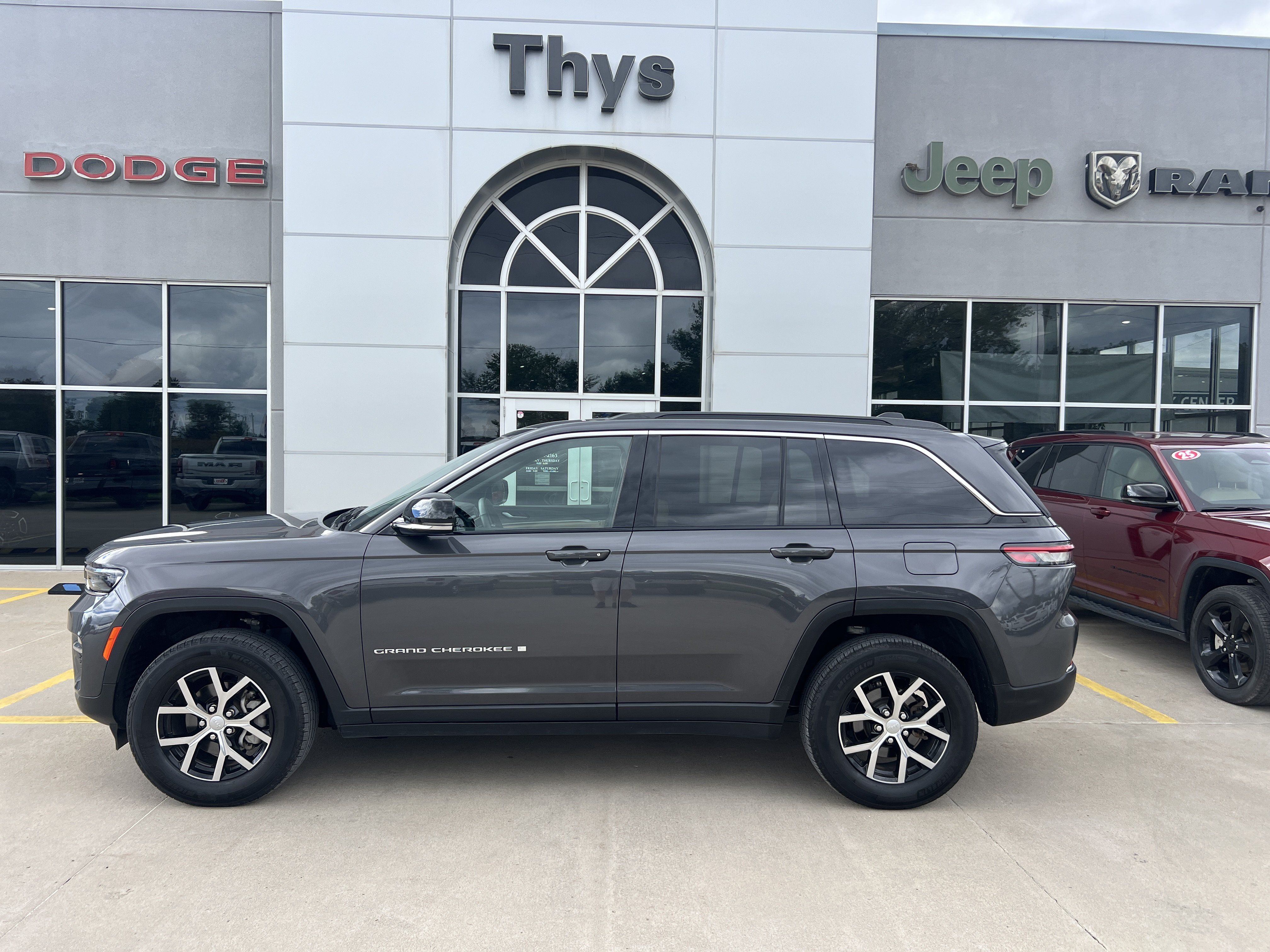 Used 2025 Jeep Grand Cherokee Limited w/ Trailer Tow Package AWD/4WD image 42