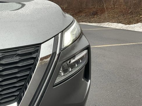 Used 2022 Nissan Rogue SV image 2