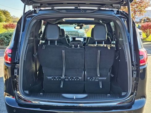 New 2026 Chrysler Pacifica Limited w/ Uconnect Theater Family Group image 33