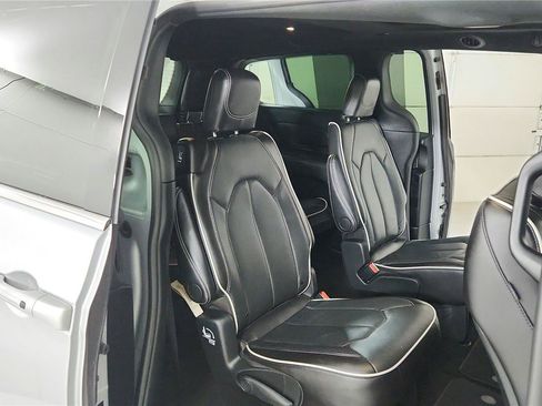 Used 2026 Chrysler Pacifica Limited FWD image 21