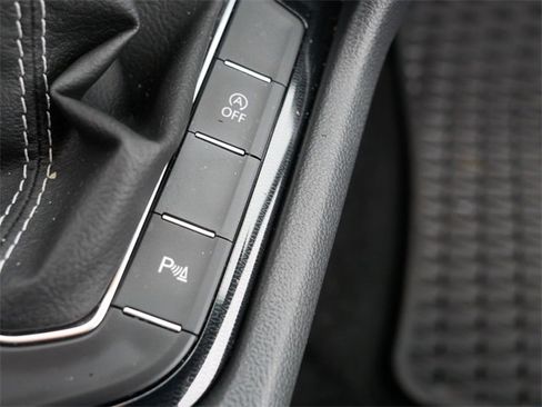 Certified 2025 Volkswagen Taos SE image 33