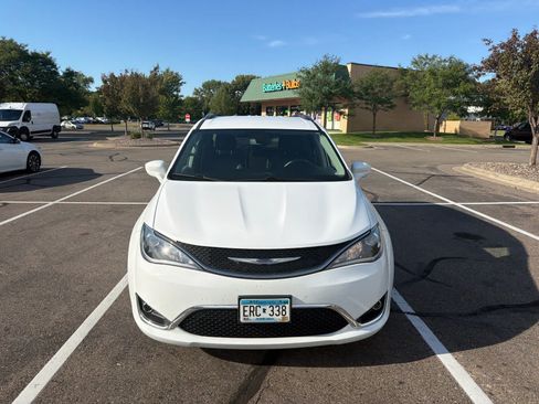 Used 2020 Chrysler Pacifica Touring-L FWD image 2