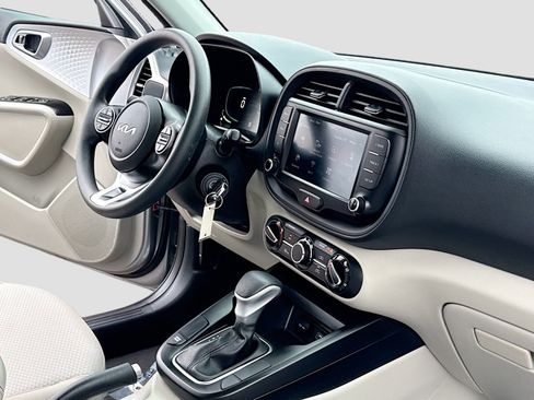 Used 2023 Kia Soul LX w/ LX Technology Package image 5