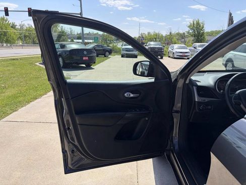 Used 2017 Jeep Cherokee Limited FWD image 10