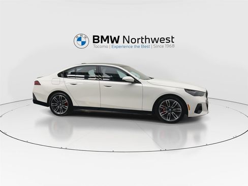 New 2026 BMW 550e xDrive w/ Premium Package image 5