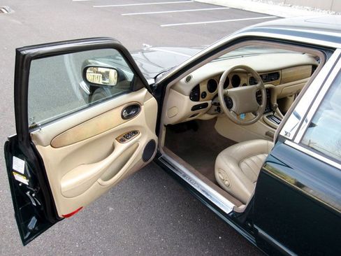 Used 2000 Jaguar XJ8 image 16