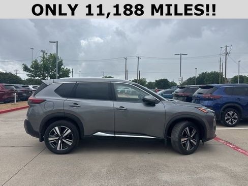 Used 2023 Nissan Rogue SL w/ SL Premium Package image 2