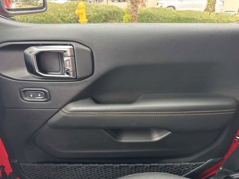 Used 2025 Jeep Wrangler Sahara image 22