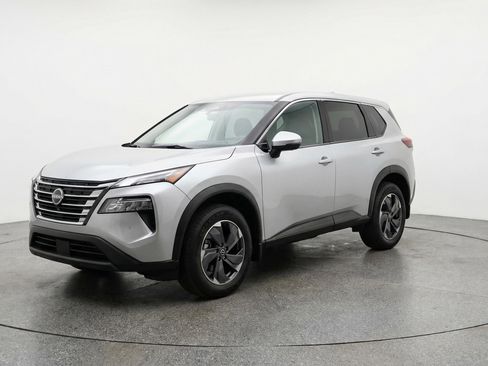 Used 2025 Nissan Rogue SV image 3