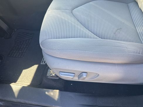 Used 2022 Toyota Highlander LE image 5