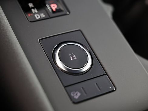 New 2025 Land Rover Discovery Metropolitan Edition image 48