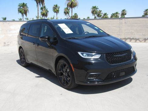 Used 2025 Chrysler Pacifica Limited FWD image 2
