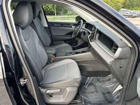 Used 2025 Volkswagen Tiguan SE FWD image 28
